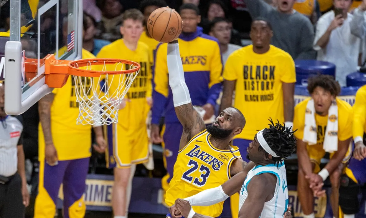 开云体育官网-关于NBA东西擂台战角逐激烈球迷热血沸腾的信息