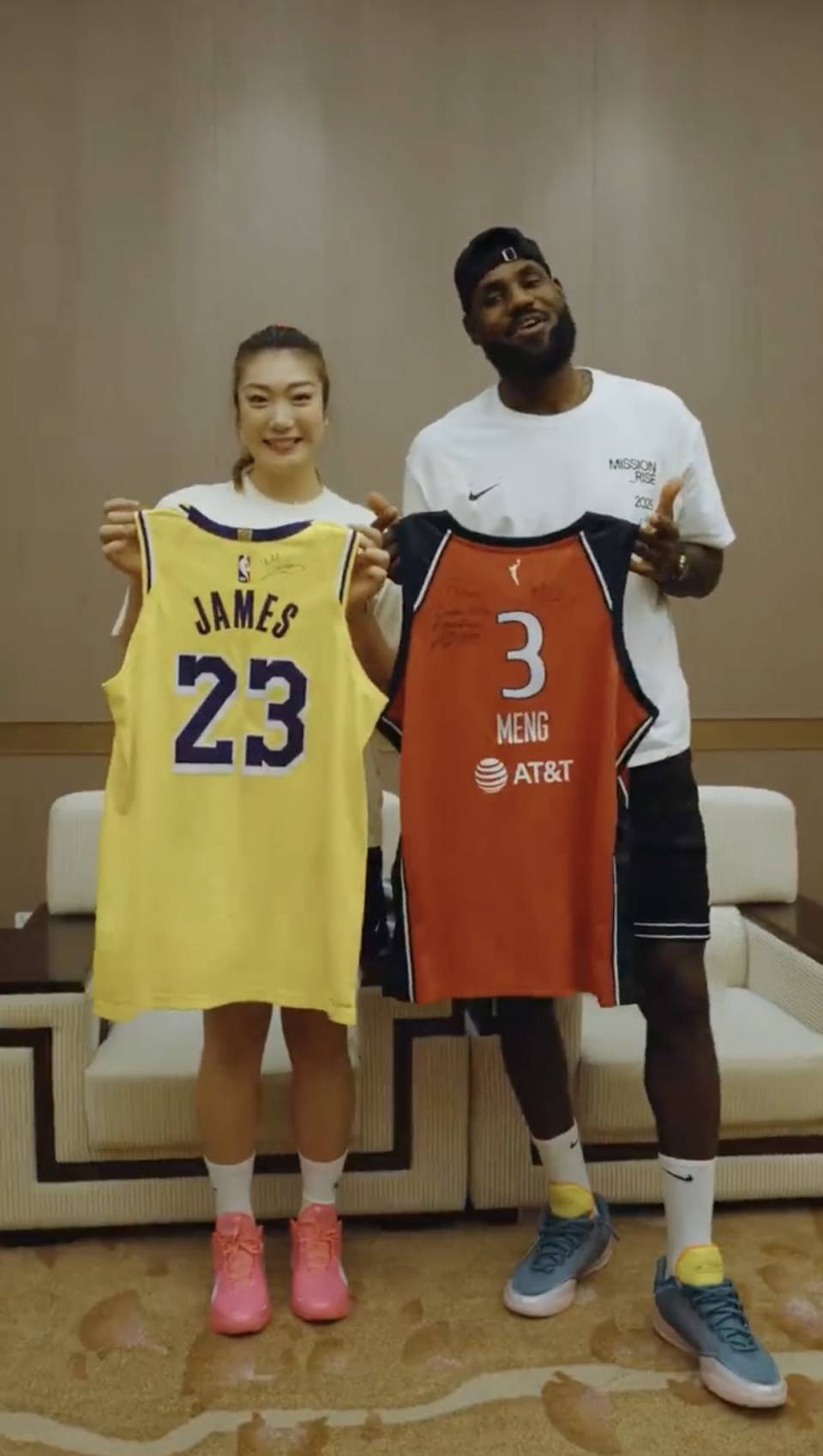 包含球员情感：篮球明星的家庭生活的词条