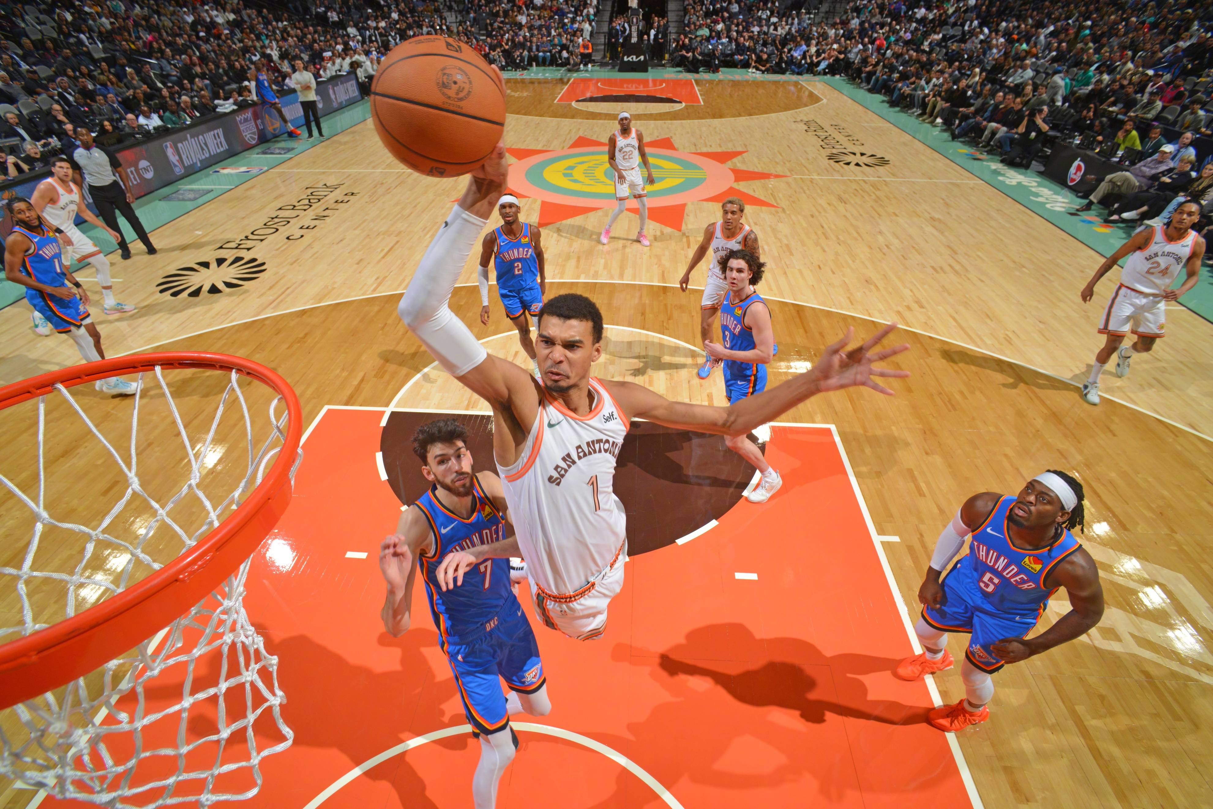 勇士擒下马刺，威金斯贡献21分帮助球队取胜的简单介绍