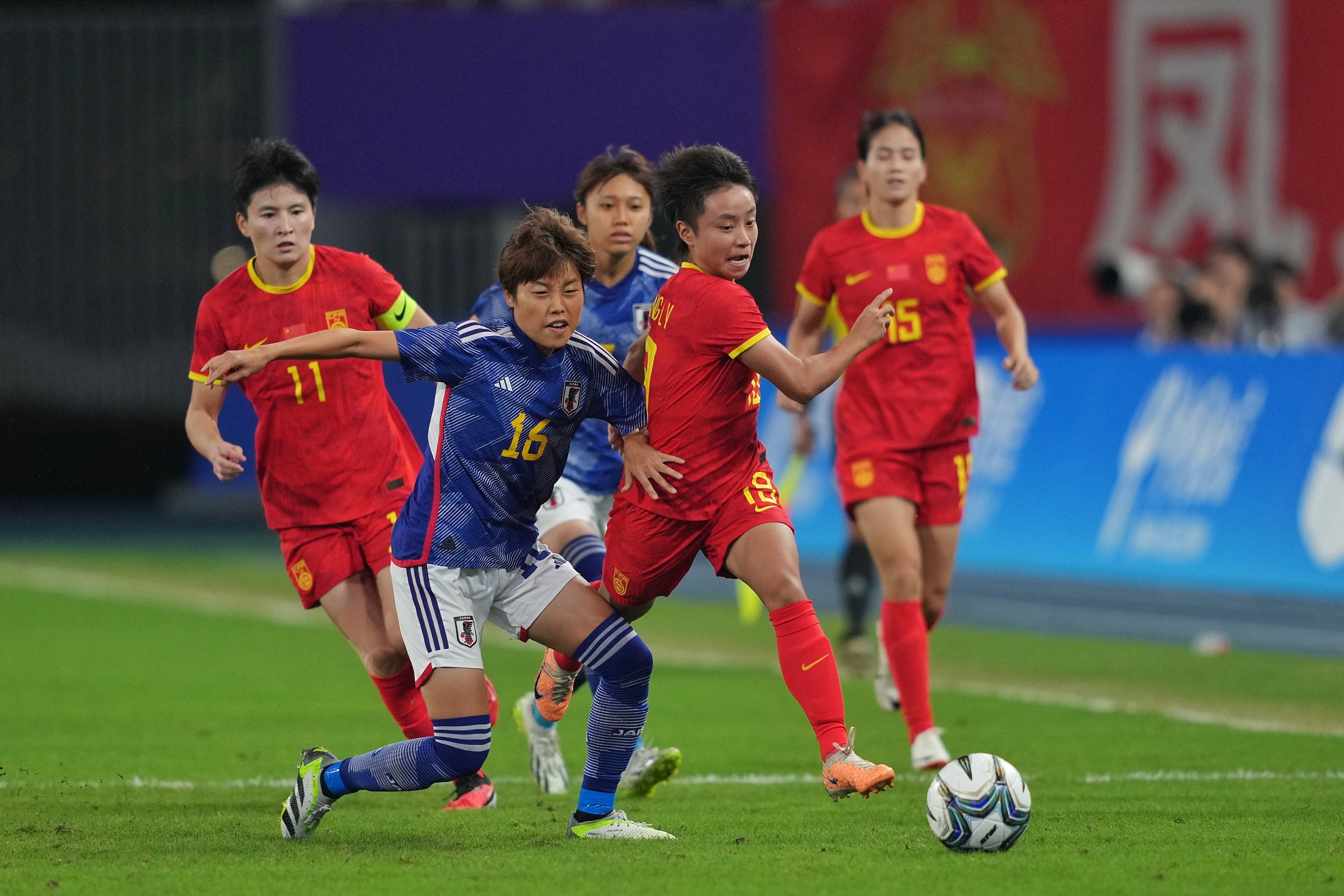 中国女足表现出色，轻松赢得对手