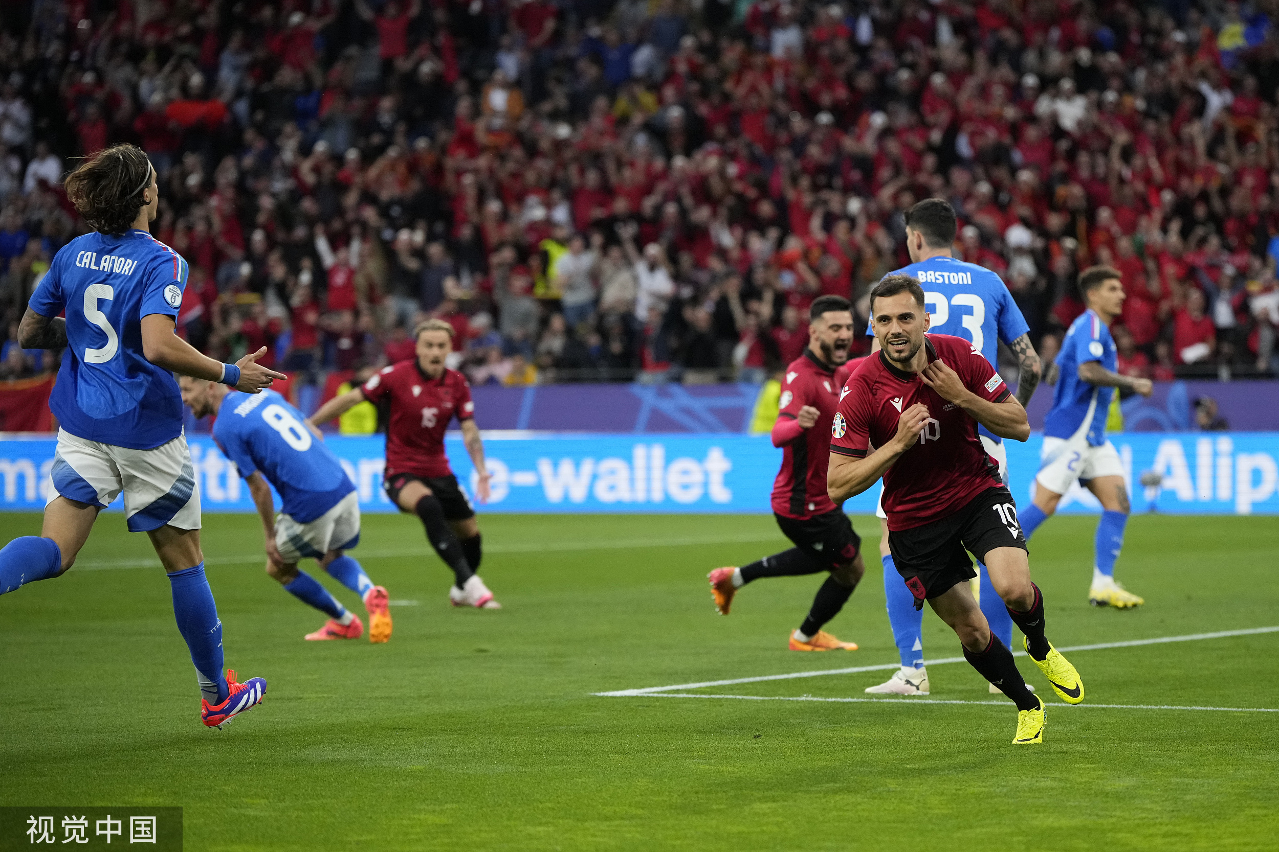 意大利足球联赛火爆展开，各队拼尽全力的简单介绍