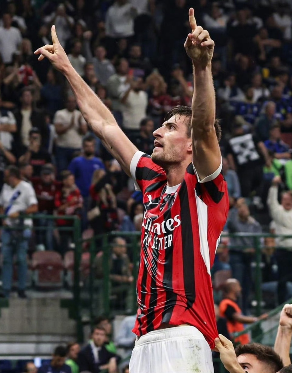 包含意大利体育新星再现神勇，夺取金牌殊荣的词条