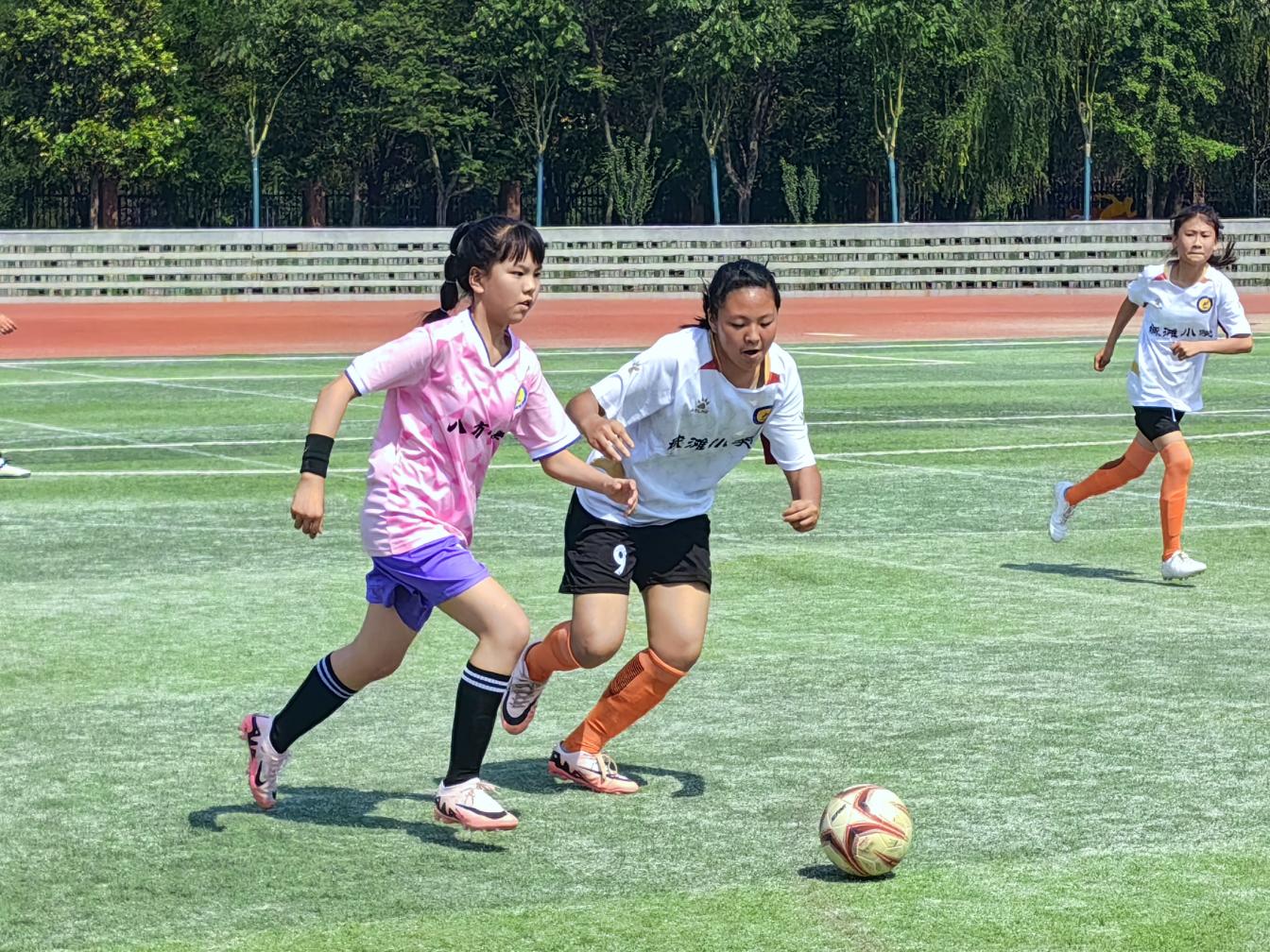 足球赛事中的点点滴滴:运动员尽力拼搏 足球赛事中的点点滴滴:运动员尽力拼搏