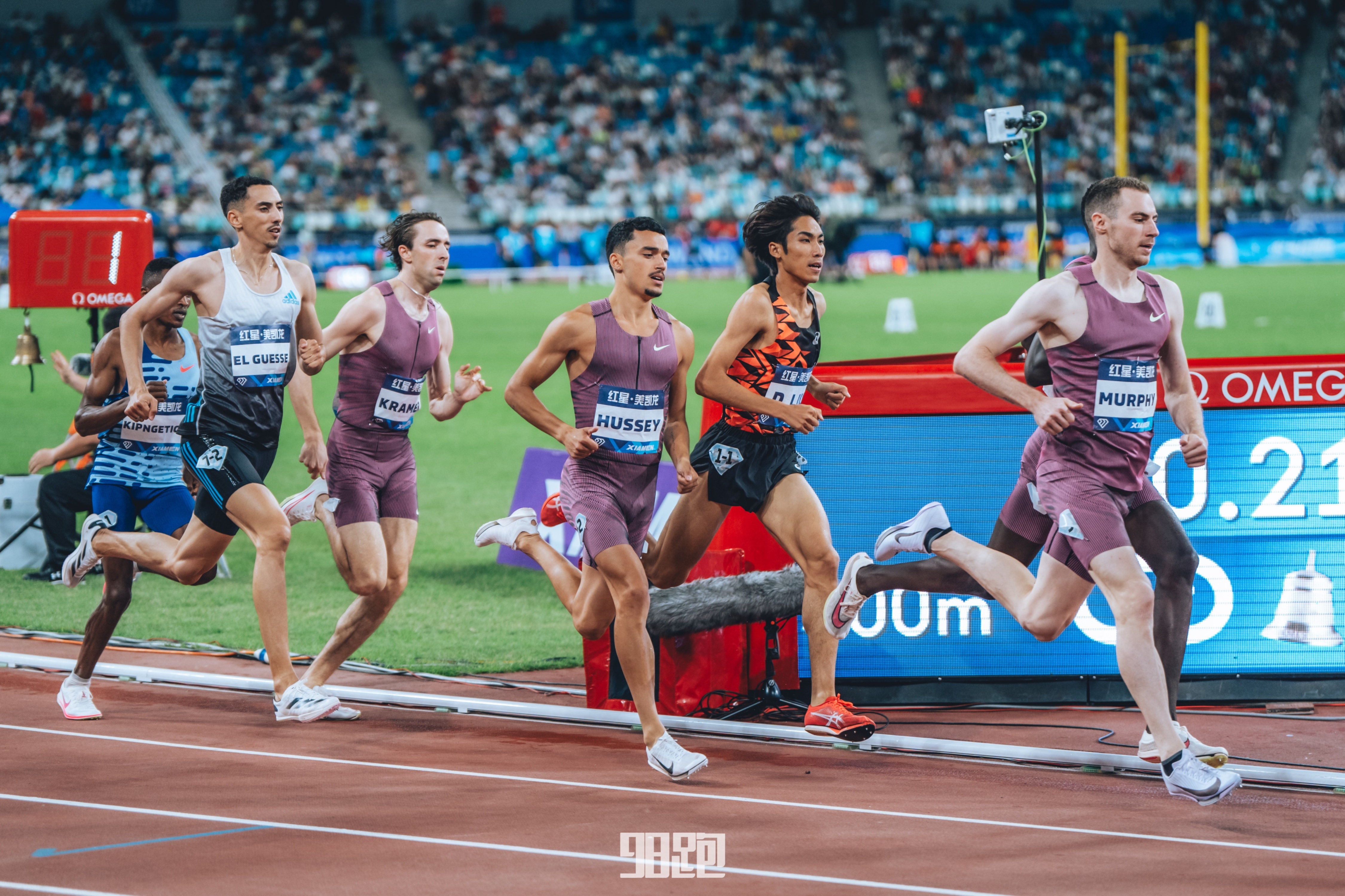 足球赛事中的点点滴滴:运动员尽力拼搏 足球赛事中的点点滴滴:运动员尽力拼搏