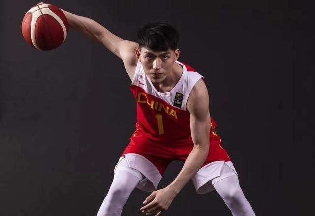 开云体育下载-新科MVP闪耀赛场，引领球队胜利