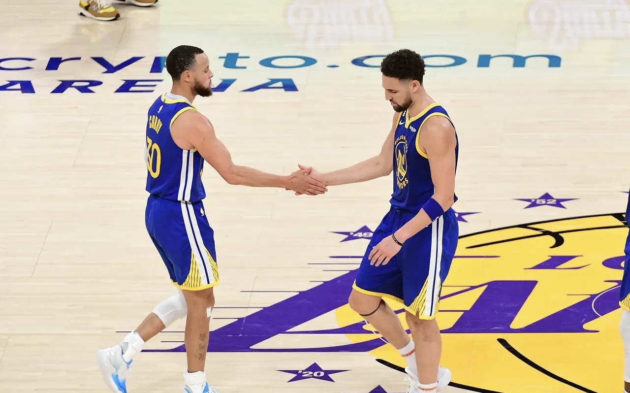 火箭队外线火力全开，给对手压力