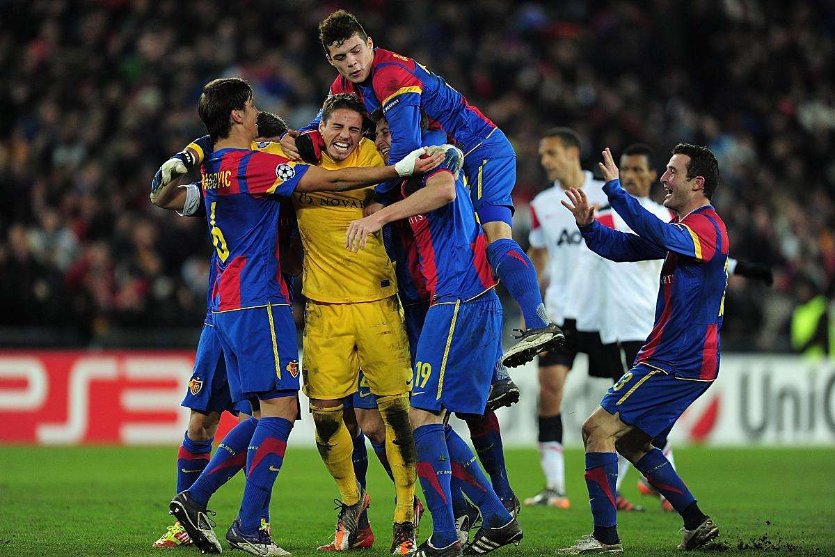 两支队伍将在足球场上展开一场激烈争夺