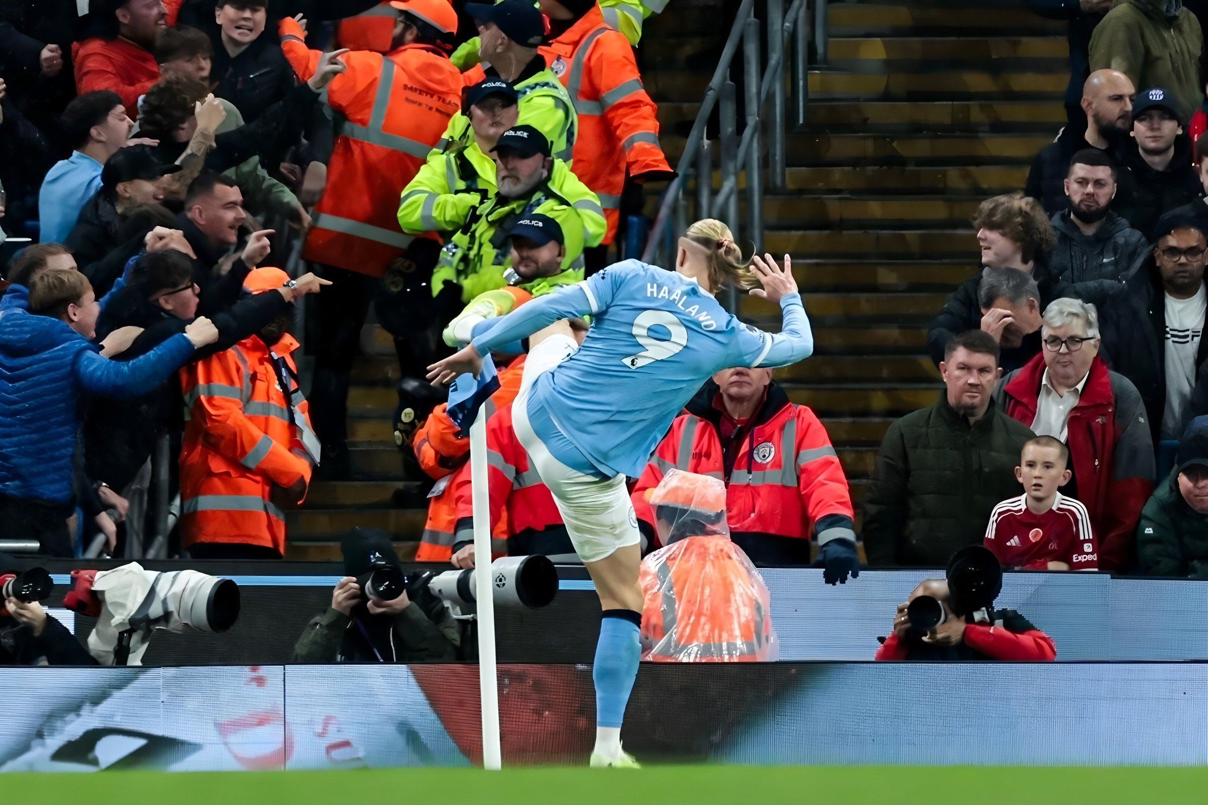 开云体育官网-包含曼城大胜热刺，继续领跑英超积分榜的词条